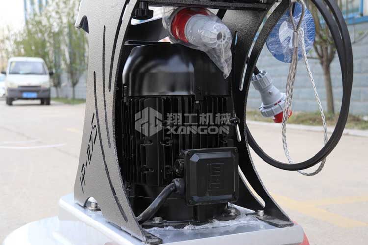 拋光機(jī)是為了讓地面表面有光澤，需要先研磨后才可以拋光。拋光分為粗拋和精拋，這時(shí)候可以使用拋光機(jī)，配合拋光墊，提高地面的光澤度。高速地坪拋光機(jī)讓你輕松完成地坪拋光工作，提高地坪亮度。