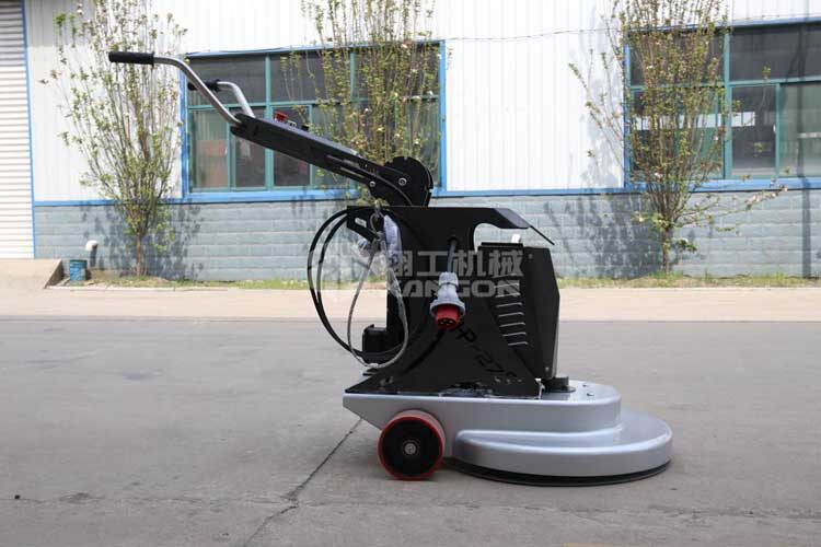 拋光機(jī)是為了讓地面表面有光澤，需要先研磨后才可以拋光。拋光分為粗拋和精拋，這時(shí)候可以使用拋光機(jī)，配合拋光墊，提高地面的光澤度。高速地坪拋光機(jī)讓你輕松完成地坪拋光工作，提高地坪亮度。