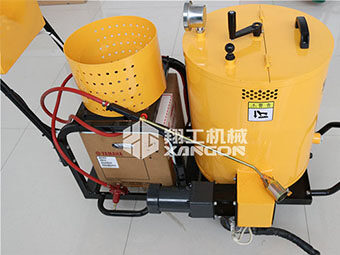 翔工瀝青灌縫機(jī)打造競(jìng)爭(zhēng)優(yōu)勢(shì)，在養(yǎng)護(hù)設(shè)備市場(chǎng)中脫穎而出