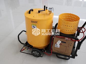 瀝青灌縫機廠家迎合路面養(yǎng)護需求，適應(yīng)市場變化