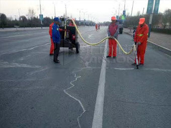 強(qiáng)化春季公路養(yǎng)護(hù)，保證道路通暢