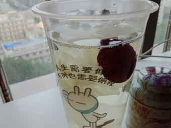 炎炎夏日到來(lái)，一杯銀耳紅棗美如詩(shī)！